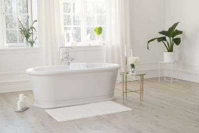 Elegant Vintage Tub